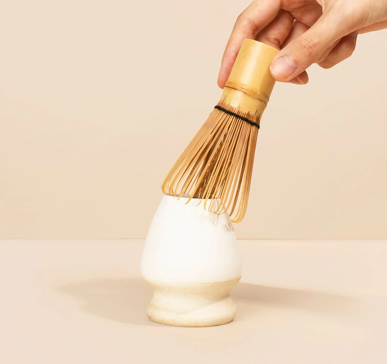 Soporte de Porcelana para Batidor de Bambú Chasen – Protege y Mantén su Forma