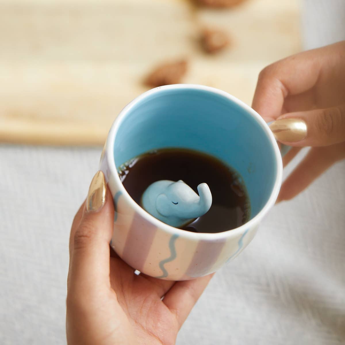 Taza Sorpresa con Elefante Oculto – Ideal para té y café