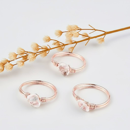 Anillo Cuarzo Cristal con piedra irregular en hilo de cobre – Energía y claridad